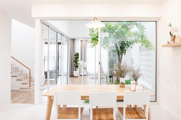 Bàn ăn được đặt giữa khu vực bếp nấu và giếng trời.