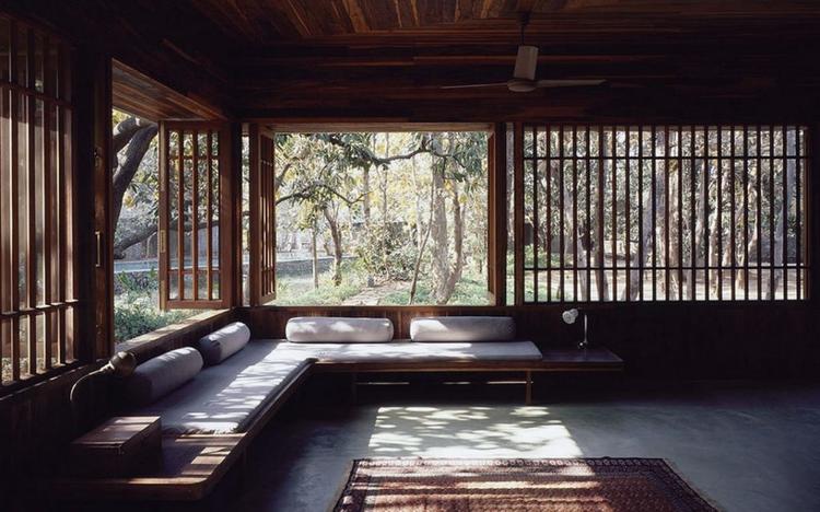 Ánh sáng tự nhiên tràn ngập không gian thiền định của phong cách Zen