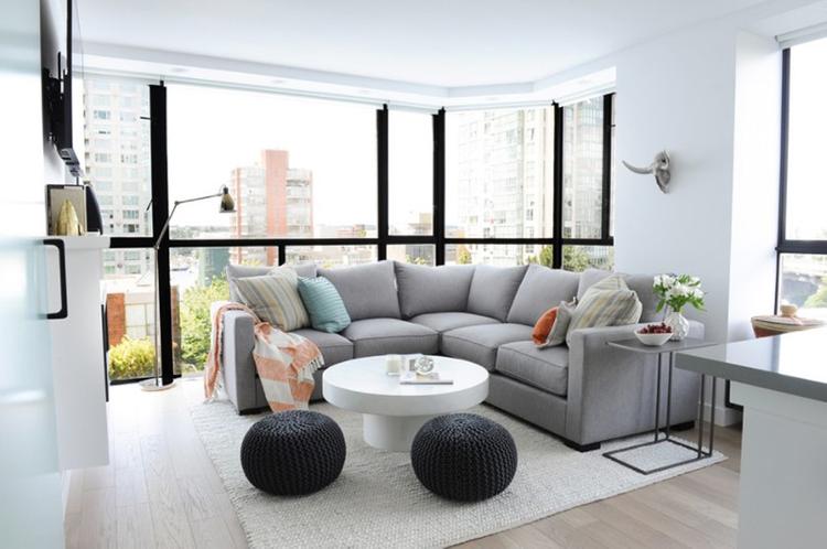 Phòng khách phong cách Scandinavia này tận dụng ánh sáng tự nhiên cho không gian nhẹ nhàng, tươi sáng.