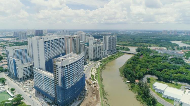 Midtown Phú Mỹ Hưng nằm ngay khu vực nối giữa khu Nam Viên với khu Thương mại Tài chính Quốc tế, phía trước mặt là sông Cả Cấm