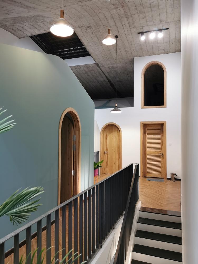 cầu thang kết nối tầng 1 với tầng 2