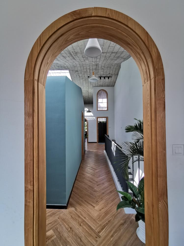 hành lang tầng 2 cạnh giếng trời