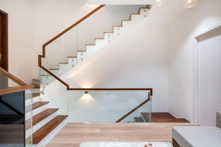 cầu thang vách kính