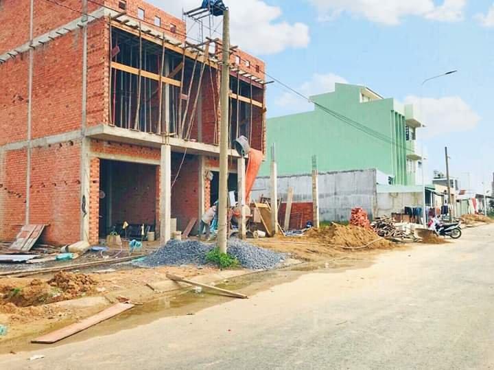 hình ảnh một khu phố với một ngôi nhà đang xây dở