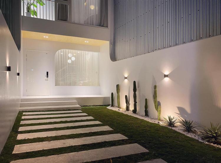 Khoảng sân vườn xanh mát trước nhà