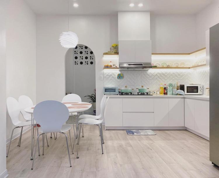 Phòng bếp tiếp tục sử dụng tông trắng chủ đạo.