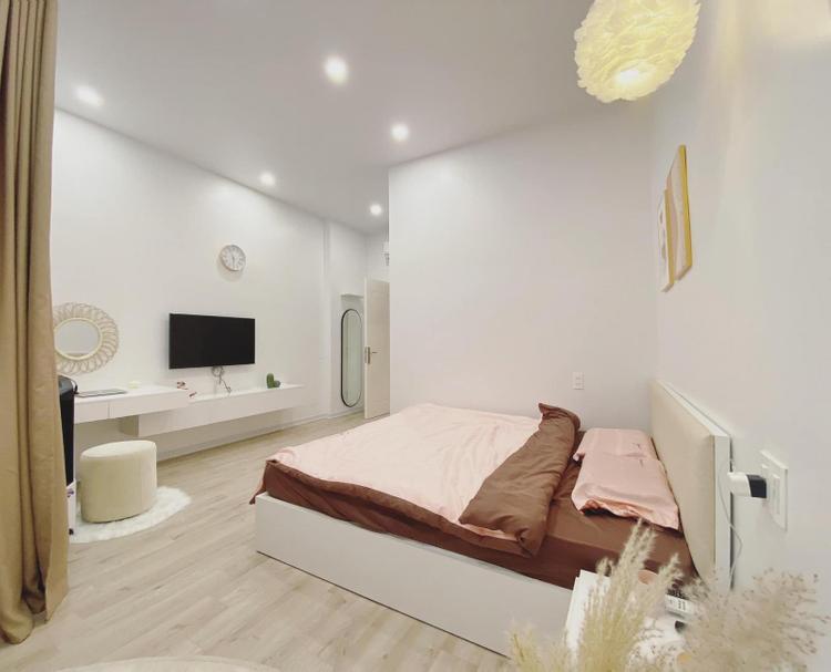 Diện tích không quá rộng nhưng phòng ngủ này vẫn "ghi điểm" nhờ nội thất xinh xắn.