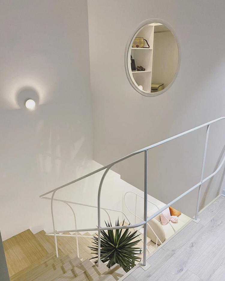 Cầu thang được thiết kế đơn giản, đường nét mỏng manh là điểm nhấn của ngôi nhà.