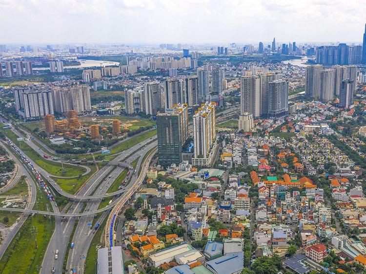 nhiều toà nhà trong thành phố, đường cao tốc, sông