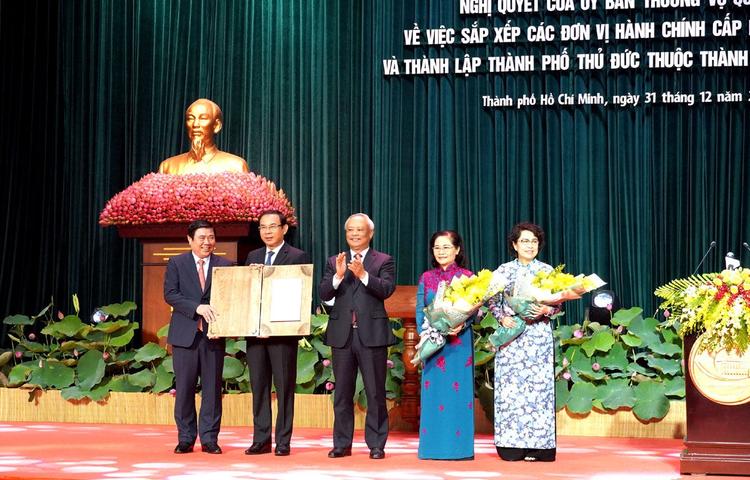 Ông Uông Chu Lưu trao nghị quyết thành lập thành phố Thủ Đức