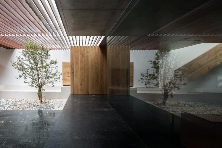 Thiết kế tối giản với những đường nét kiến trúc mạch lạc, rõ ràng.