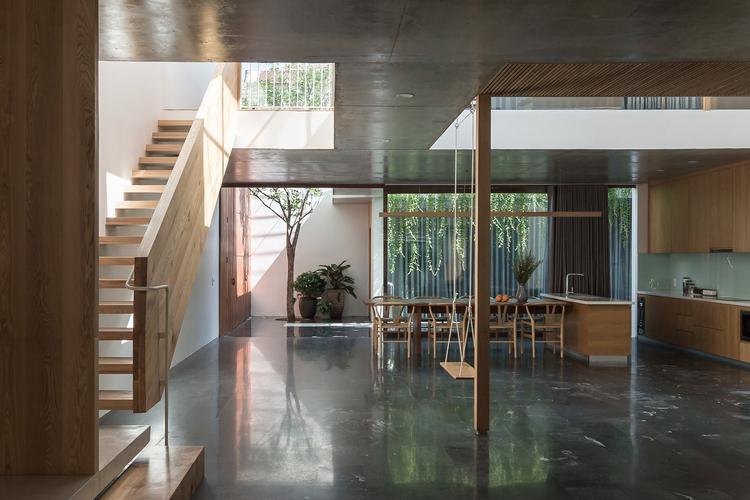 Không gian sinh hoạt chung gồm phòng khách, bếp và bàn ăn được bố trí ở tầng 1 nhằm khuyến khích sự tương tác giữa các thành viên trong gia đình.