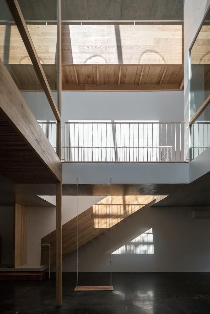 Cầu thang kết nối các tầng tiếp tục sử dụng gỗ sồi làm vật liệu chủ đạo.
