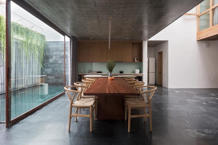 Cạnh bàn ăn là bể bơi nhỏ, phía trên có những dây leo cúc tần Ấn Độ rủ xuống rất đẹp mắt.