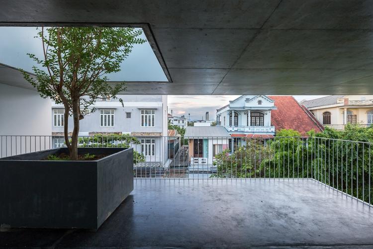 Những mảng xanh xuất hiện xen kẽ không gian trong nhà, đưa thiên nhiên đến gần hơn với cuộc sống con người. 