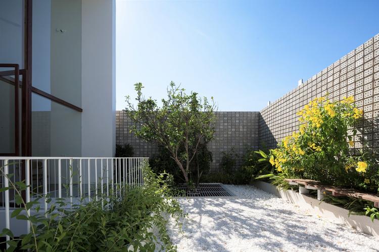 Khoảng sân vườn ngập tràn nắng, gió, cây xanh giúp giảm thiểu hiệu ứng bê tông hóa và tô điểm không gian. 