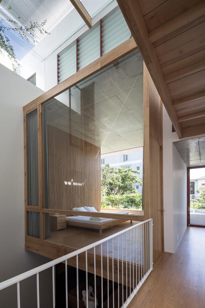 Các phòng ngủ cũng được thiết kế theo phong cách tối giản, hạn chế đồ dùng, để lại nhiều khoảng trống.