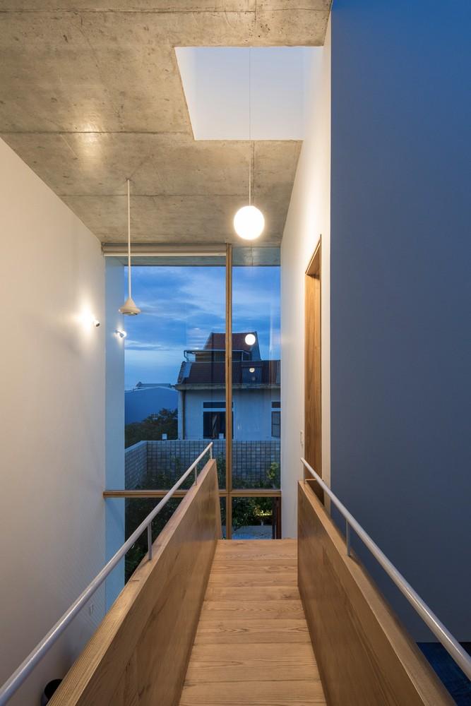 Kết cấu gỗ được xử lý đơn giản, để lộ màu sắc tự nhiên nhằm tạo vẻ thanh thoát cho ngôi nhà.