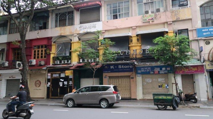 Dãy nhà mặt phố bên đường.