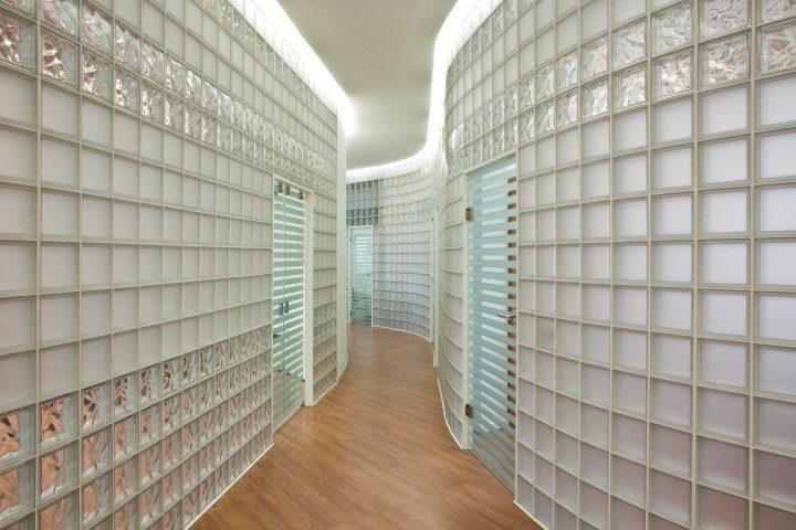 Dùng gạch kính để lấy sáng gián tiếp cho phòng thiếu cửa sổ.