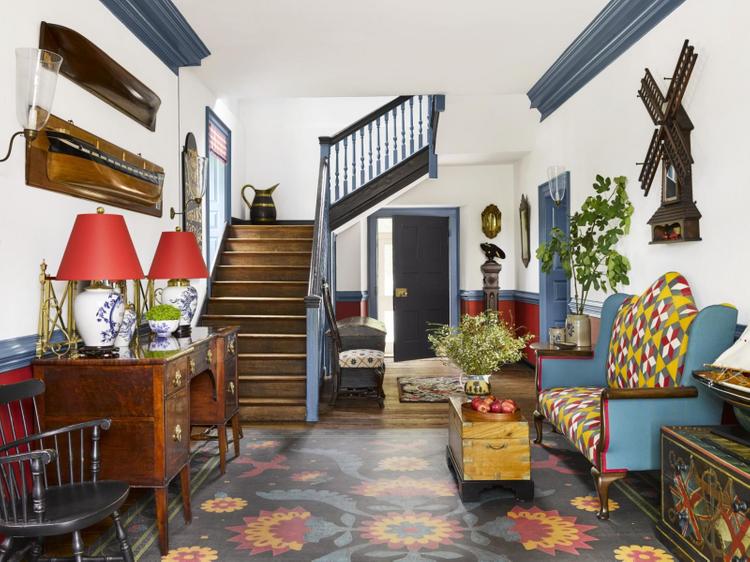 Một mẫu cầu thang nhà ống hai tầng khác với màu sắc rất ăn nhập với nội thất xung quanh