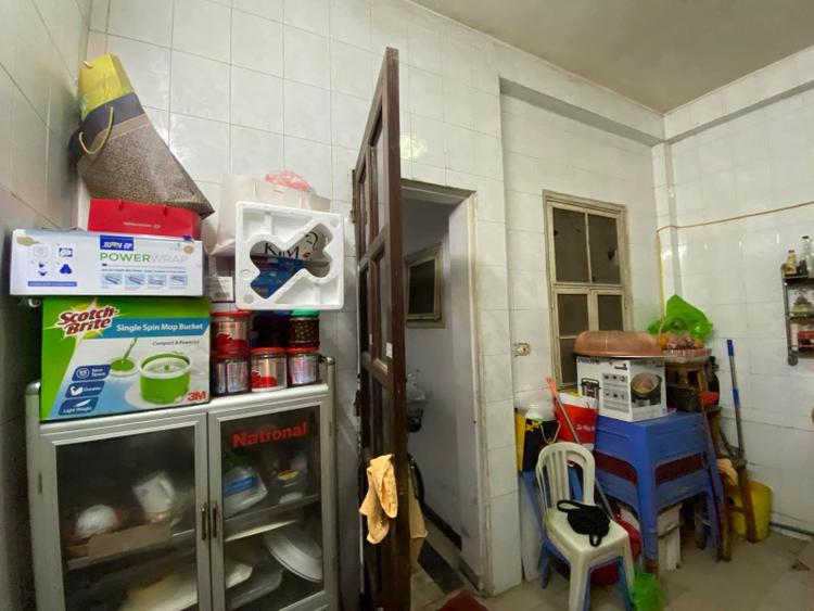 bên trong căn phòng đang mở cửa có đồ đạc chất cao