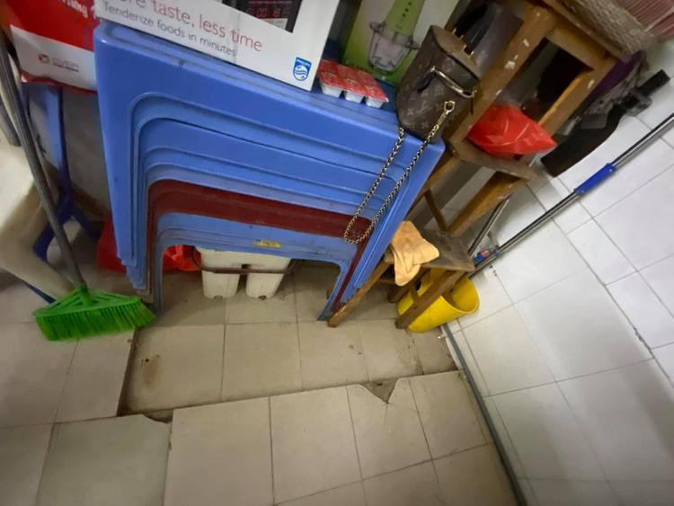 nhiều chiếc bàn xếp chồng, nền đá hoa vỡ