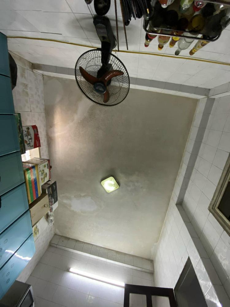 trần nhà nhìn từ dưới