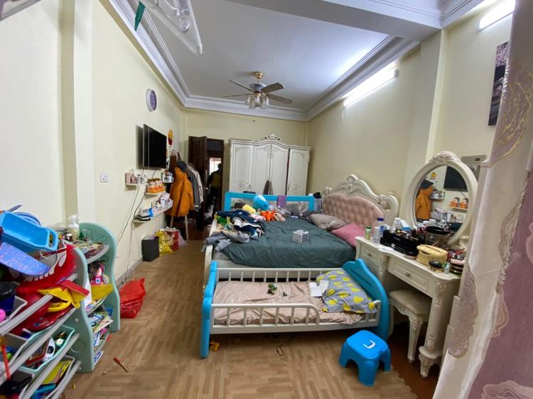 2 giường ngủ, tủ và nhiều đồ đạc trong phòng