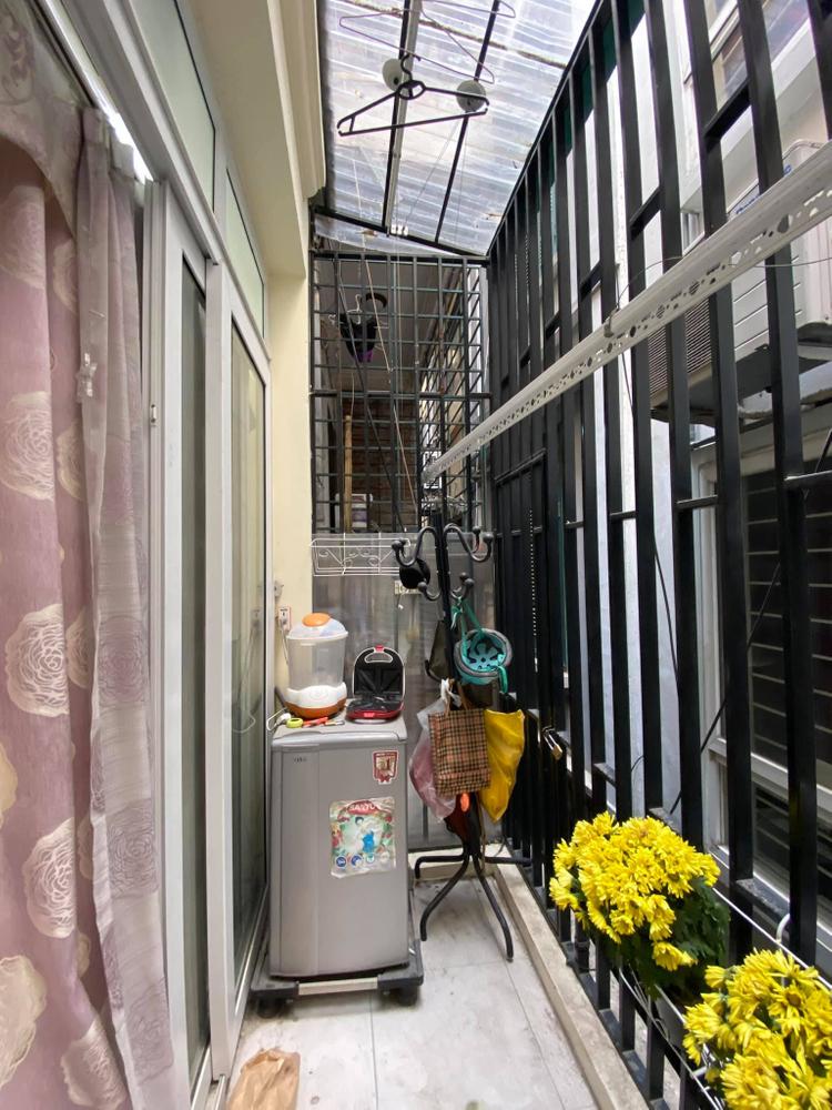 ban công, máy giặt và hoa