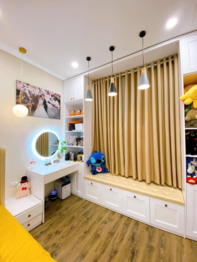 khu bàn trang điểm và góc đọc sách