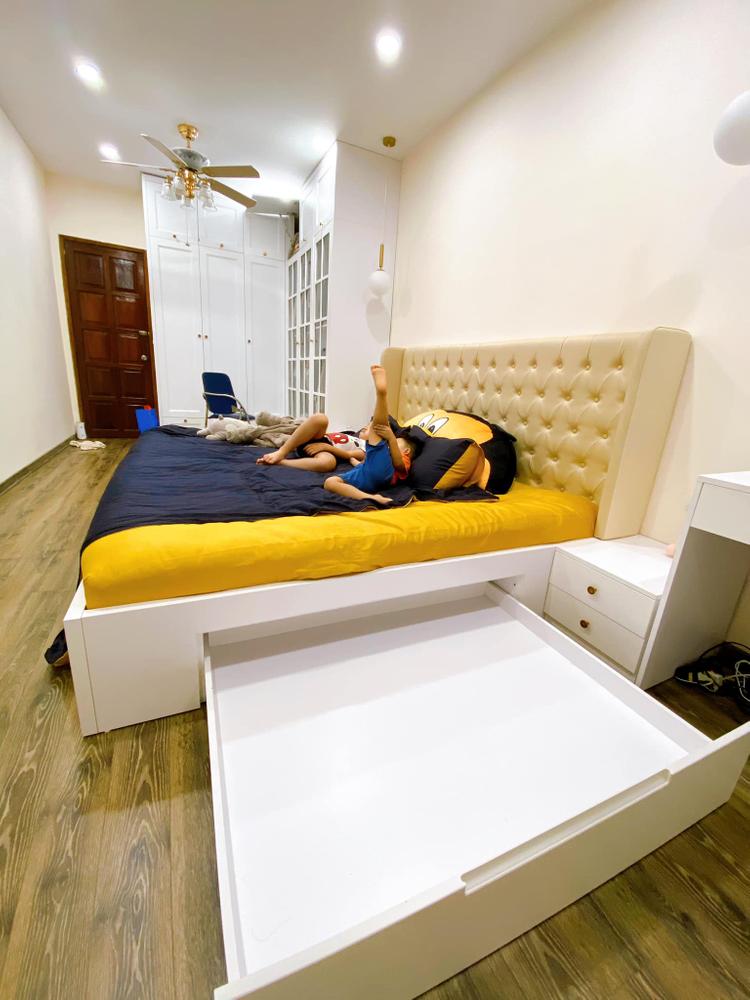 hai đứa bé đang nằm trên giường