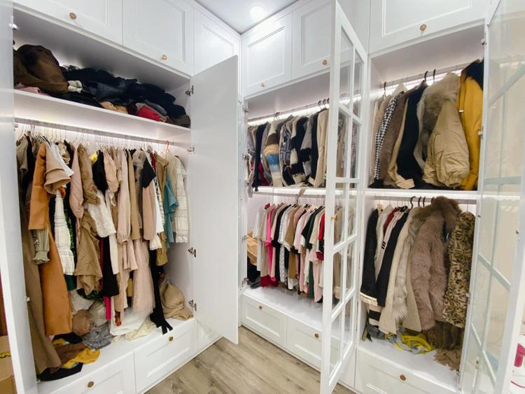 tủ quần áo với rất nhiều quần áo