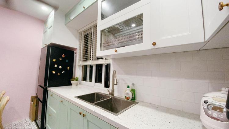 tủ lạnh, kệ bếp ở gần cửa sổ