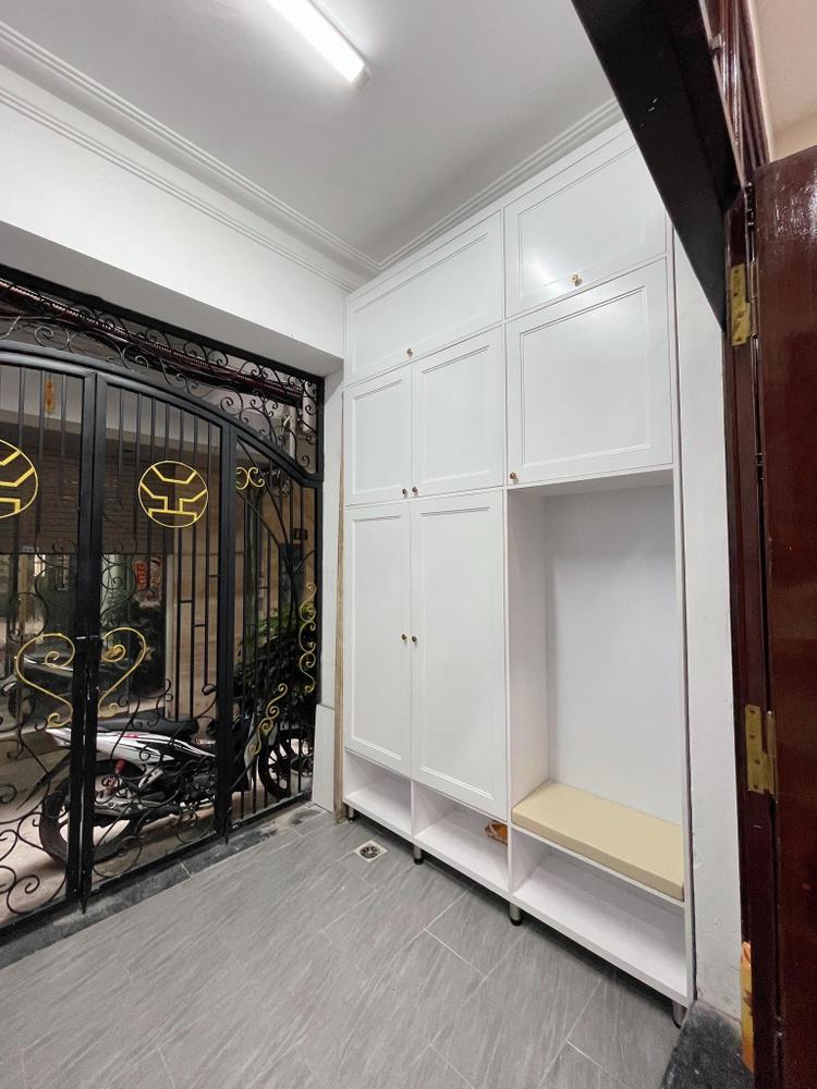 kệ để giày cạnh cửa chính