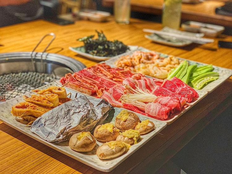 Hương vị các món thịt và hải sản tại Hana Buffet được đánh giá là tươi ngon và đáng tiền