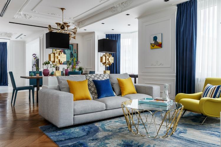 Các món nội thất trang trí có thể kể đến như khung ảnh, bình hoa hay ghế tựa sofa,...