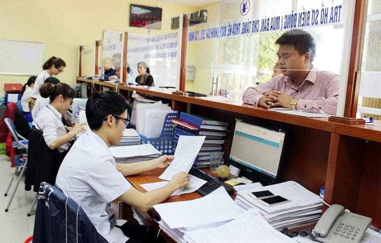 Công dân nộp hồ sơ chuyển đổi mục đích sử dụng đất phi nông nghiệp thành đất ở