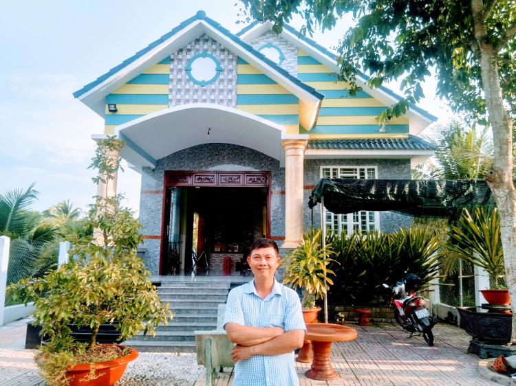 Anh Linh đứng trước ngôi nhà khang trang của mình