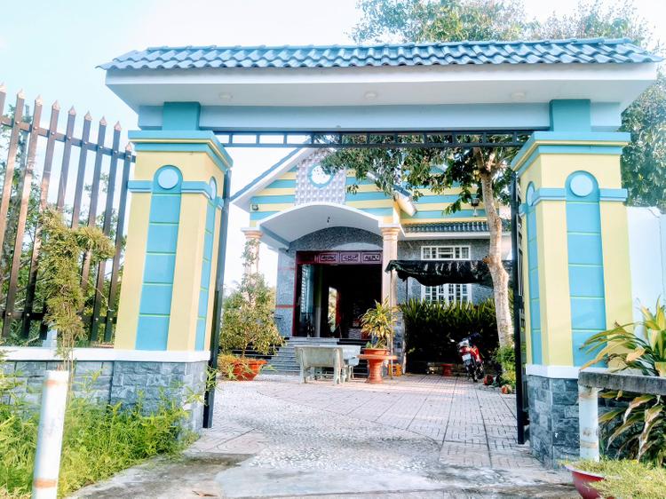 Cổng vào ngôi nhà khang trang của anh Linh