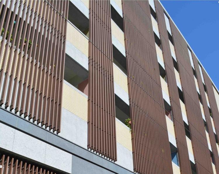 Hệ lam được thi công từ gỗ Composite cho độ chắc chắn, bền bỉ cao