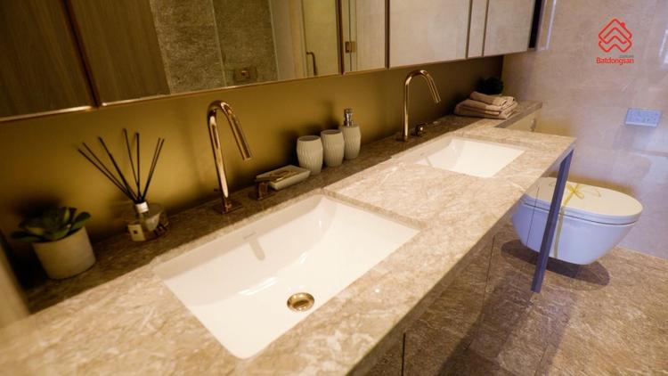 Phòng tắm với thiết kế 2 bồn rửa, trang bị cao cấp như khách sạn