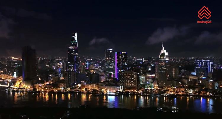 View sông Sài Gòn lung linh ánh đèn vào ban đêm từ căn hộ The Metropole Thủ Thiêm