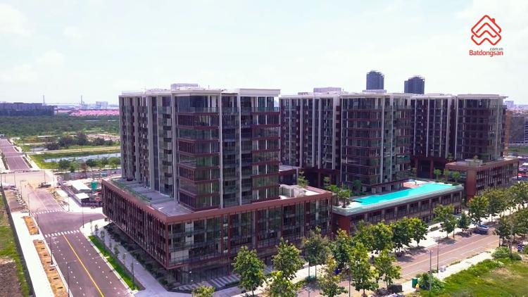 Các tòa căn hộ The Metropole Thủ Thiêm có thiết kế tường kính phản chiếu màu sắc và ánh sáng