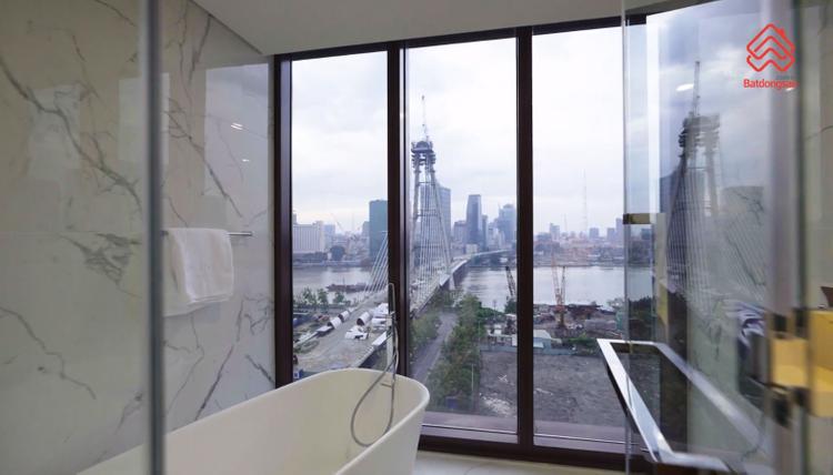 Phòng ngủ master có phòng tắm nhìn ra cầu Thủ Thiêm 2