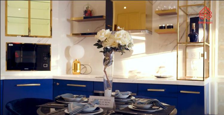 Phòng bếp căn hộ mẫu The Grand Manhattan 