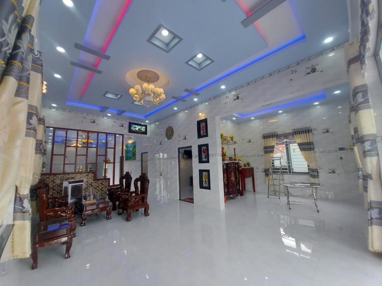 A picture containing indoor, floor, ceiling, plazaDescription automatically generated