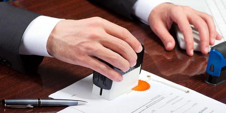 Nếu mẫu giấy mua bán đất viết tay chưa đúng quy định thì công chứng viên có thể từ chối yêu cầu công chứng của bạn