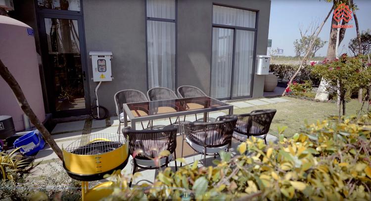 Bàn ăn ngoài trời phù hợp tổ chức tiệc BBQ