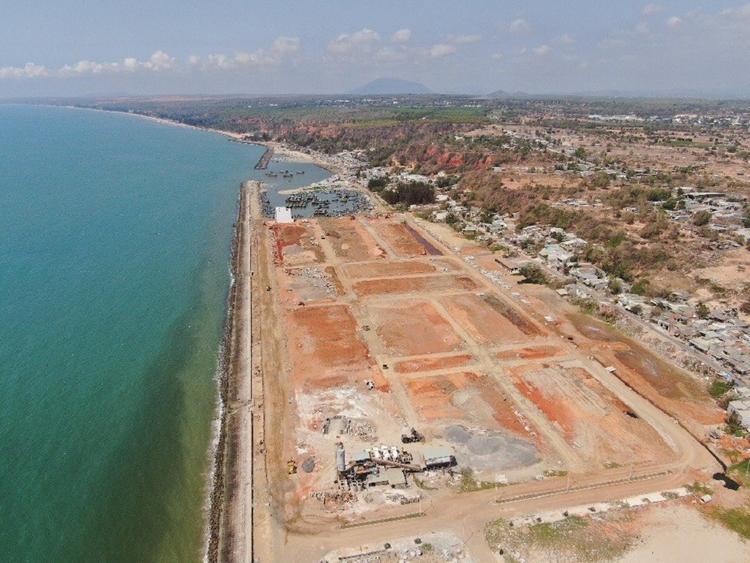 Đất nền ven biển là những lô đất nằm gần kề biển, có thể được khai thác cho mục đích an cư, thương mại, dịch vụ